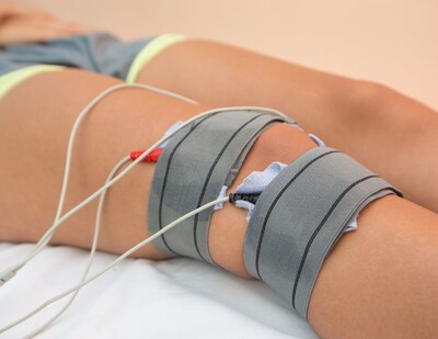 Picture of physical therapy machines Interferential Current on a knee